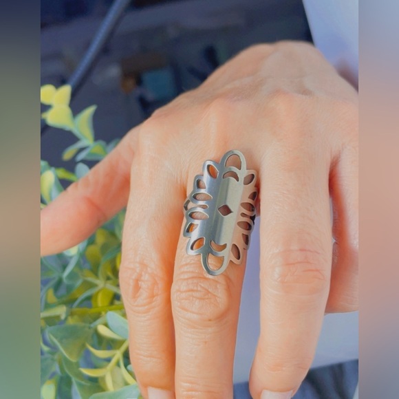 NWT STAINLESS STEEL RING Silver Laser Cut Pattern WOMEN, Size 9 - Picture 7 of 15